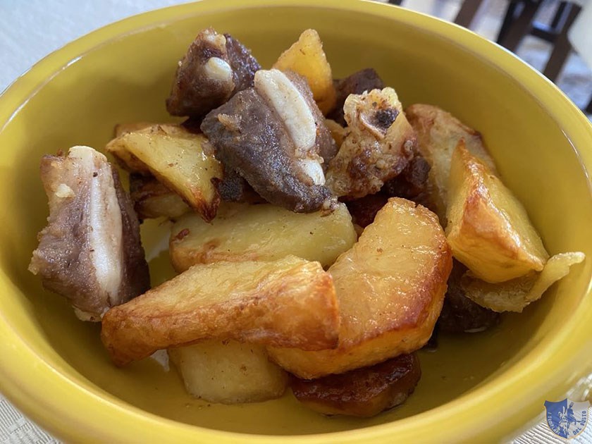 Costine di maiale e patate al forno