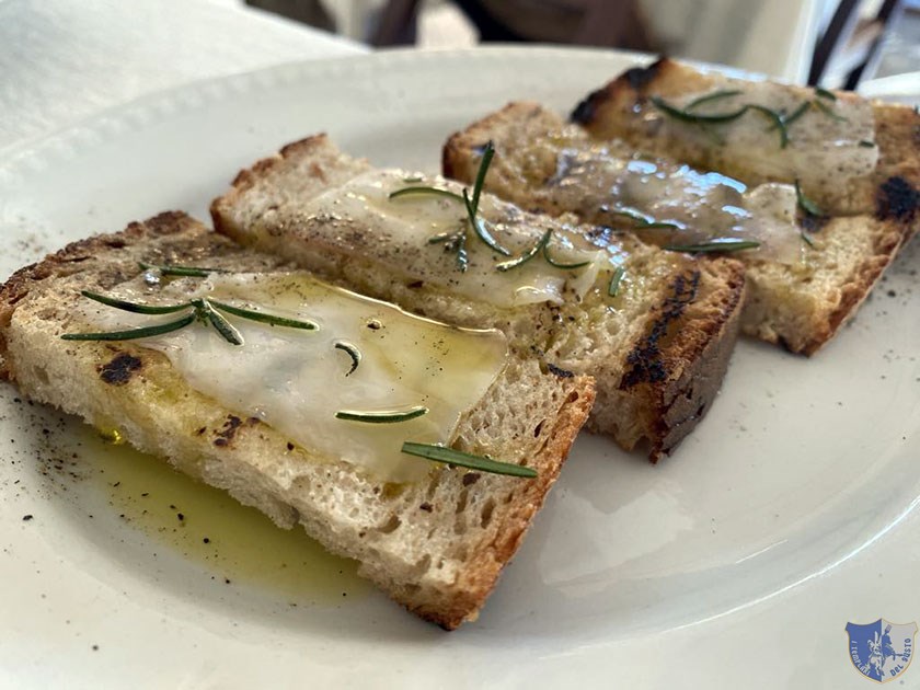 Bruschette con lardo di Colonnata olio Evo e rosmarino