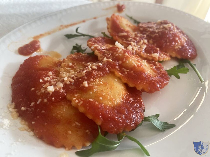 Tortelli ripieni di bufala e guanciale con pomodoro