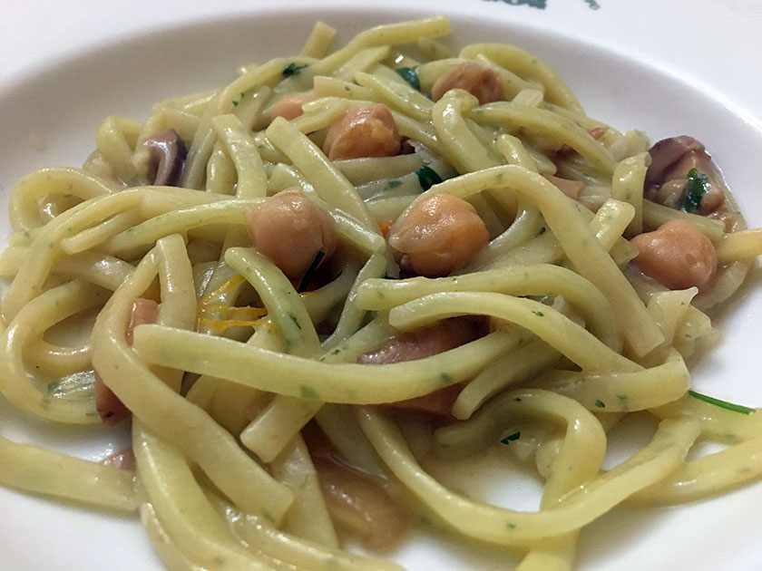 Pasta fatta a mano con ceci e porcini