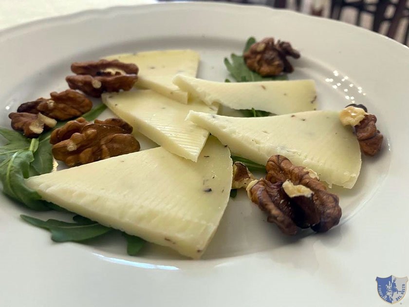 Formaggio al tartufo nero e noci