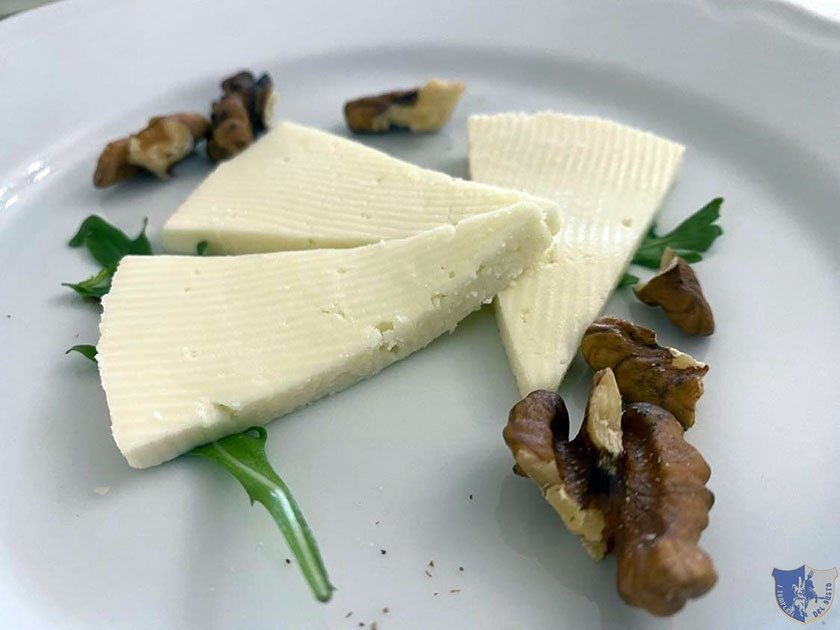 Formaggio di pecora e noci