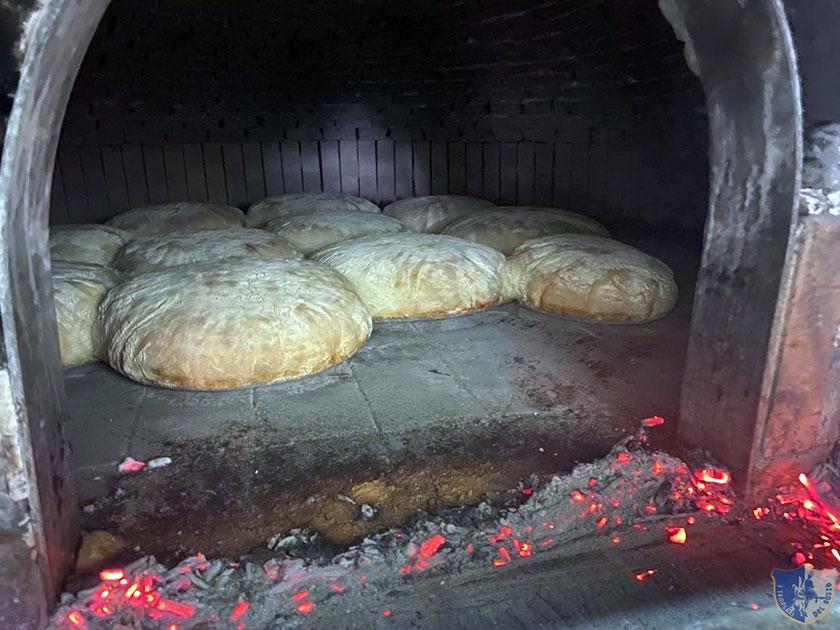 Pane al lievito madre in cottura nel forno a legna