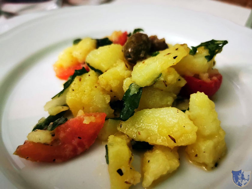 Insalatina di patate olive e pomodori