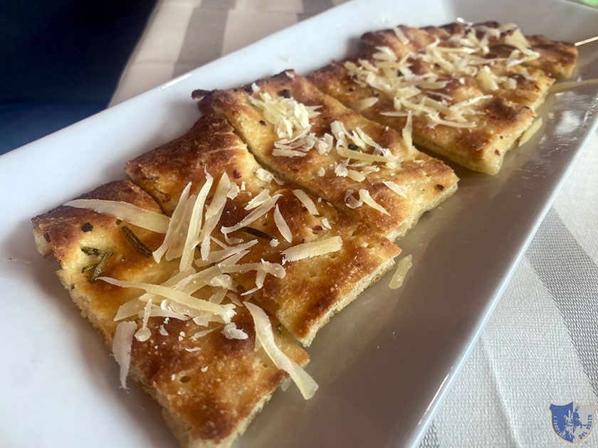 Focaccia con scaglie di caciocavallo rosmarino e pepe rosa