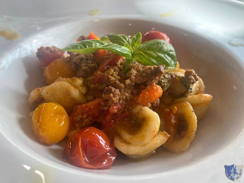 Orecchiette con macinato bianco pomodorini gialli e rossi