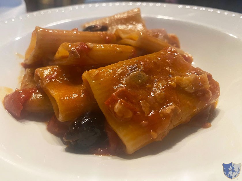 Paccheri rigati con pomodorino pancetta noci e olive