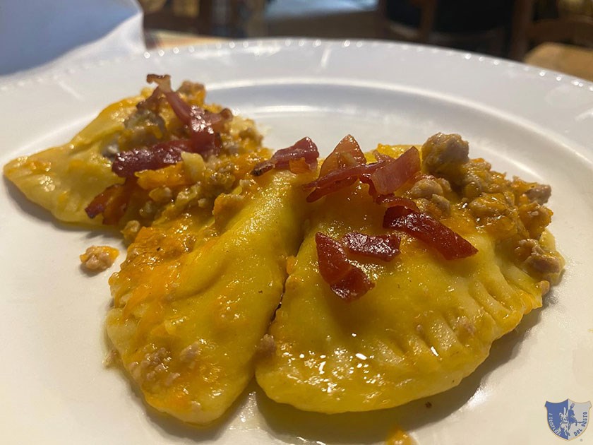 Ravioli ripieni di ricotta con zucca speck e carne macinata