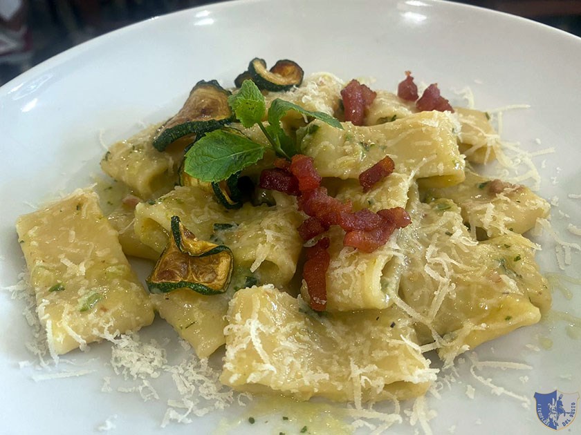 Calamarata con zucchine in tre consistenze guanciale crusco e caciocavallo di Agnone