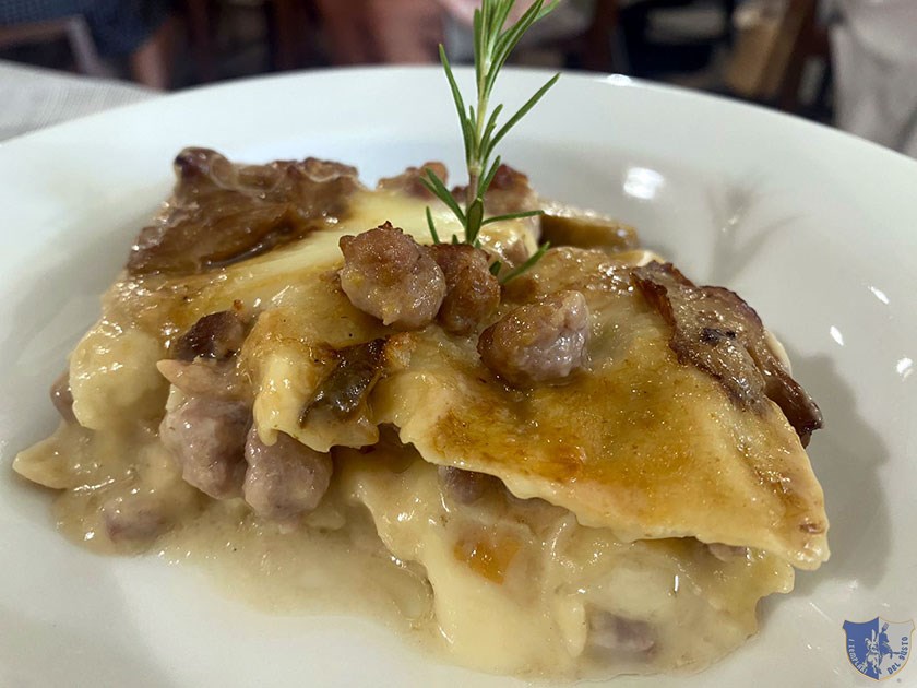 Sfoglia di lasagnette stese a mano con funghi porcini del Taburno provola e salsiccia