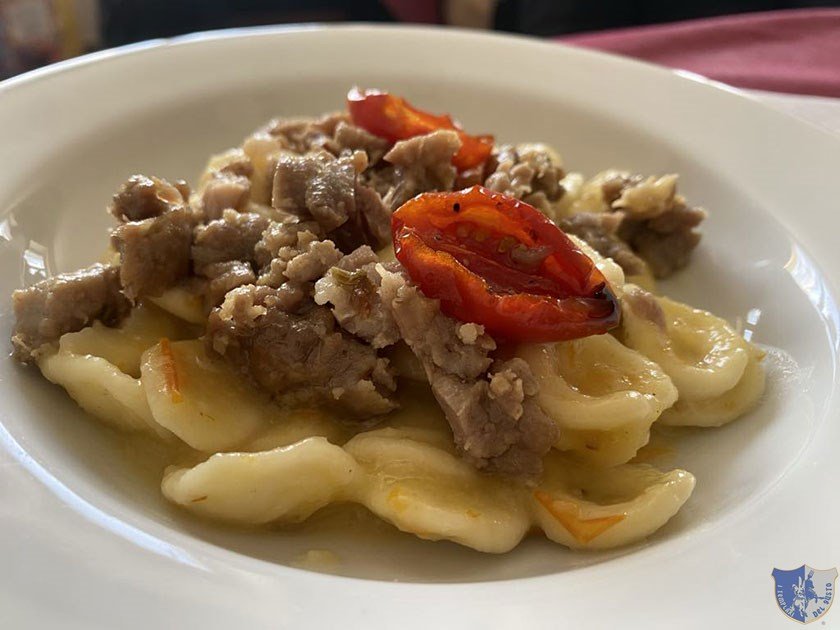 Le Orecchiette fresche con salsiccia conserva di datterino giallo e piennolo confit