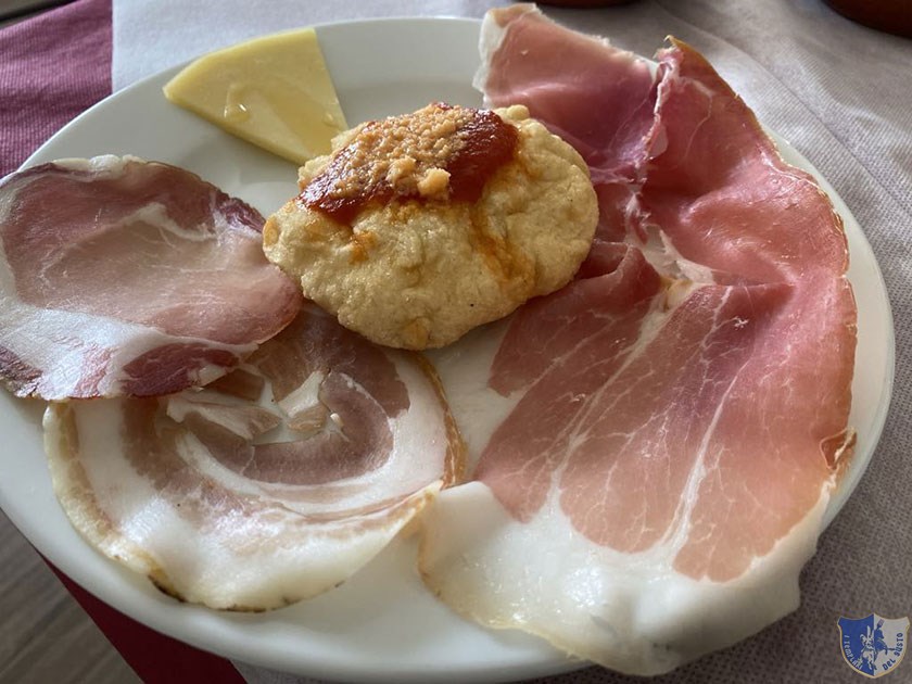 Salumi del Sannio formaggio con miele e montanara