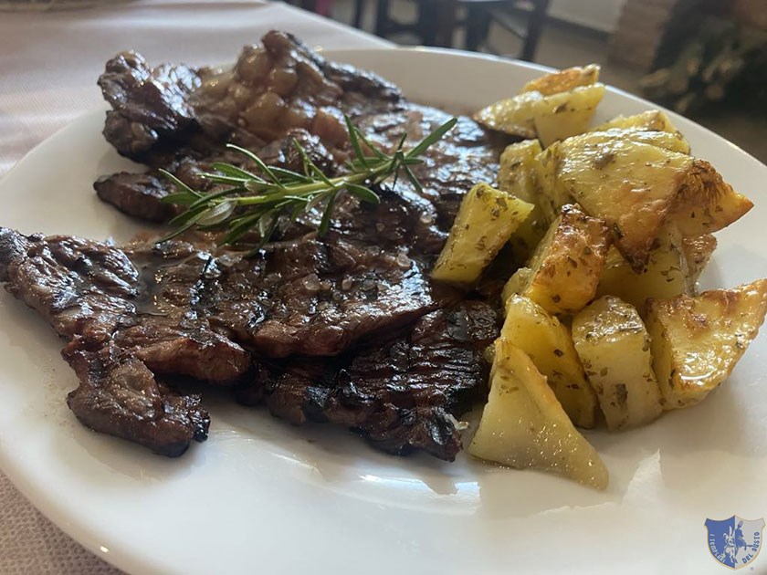 Entrecote alla brace con patate arrosto