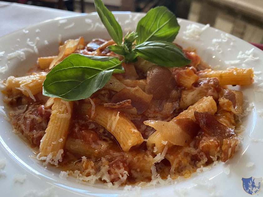 I maccheroncini rigati con battuto di guanciale pelato bio della casa e caciocavallo di Agnone