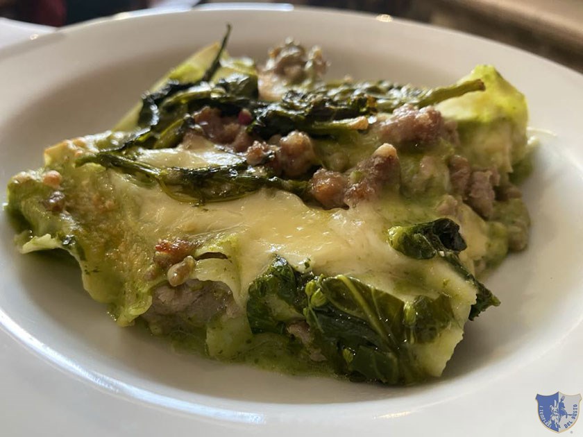 Lasagnette sfoglia sottile tirata a mano con salsiccia friarielli e provola