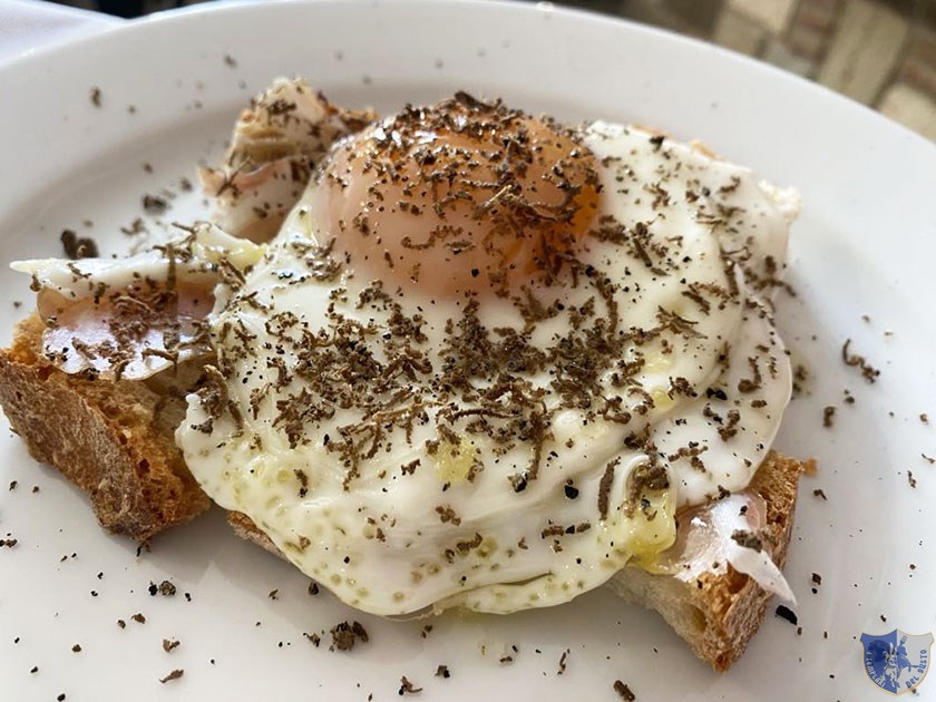 Uovo su pane leggermente tostato con pancetta e tartufo del Taburno