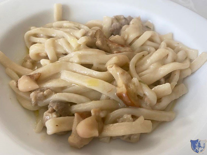 Pasta fresca cremosa con porcini fagioli e salsiccia