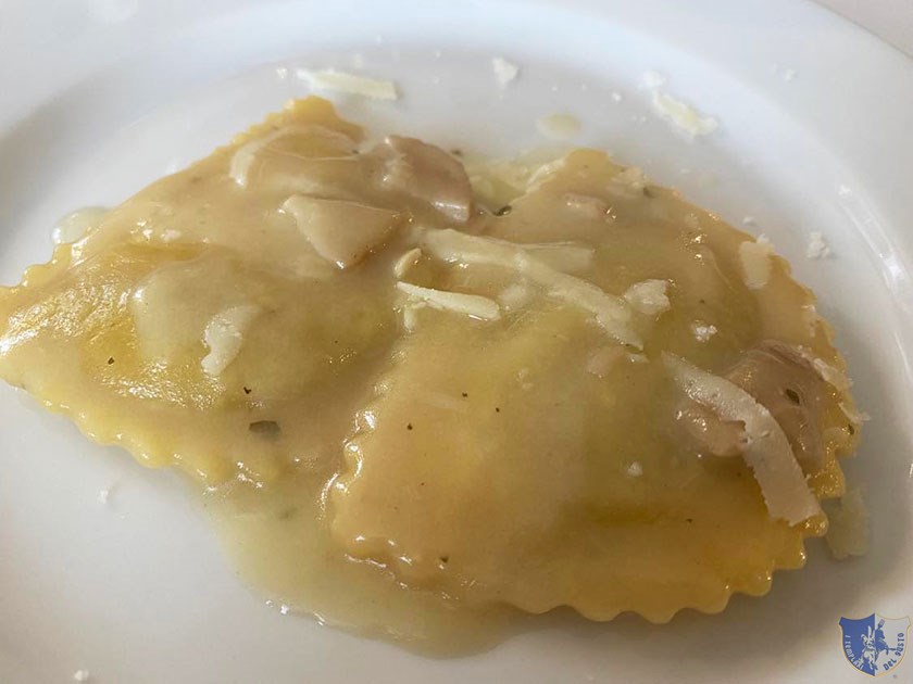 Ravioli ripieni di genovese con funghi e caciocavallo