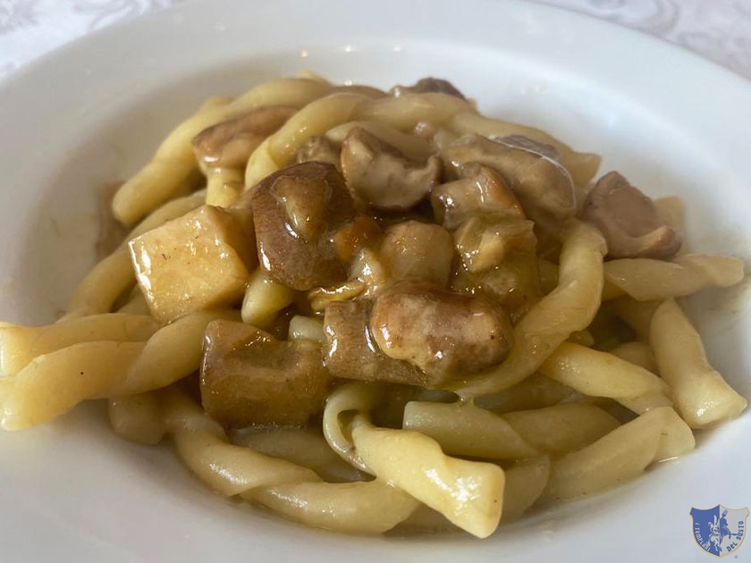 Fusilli freschi arrotolati al ferretto con funghi porcini