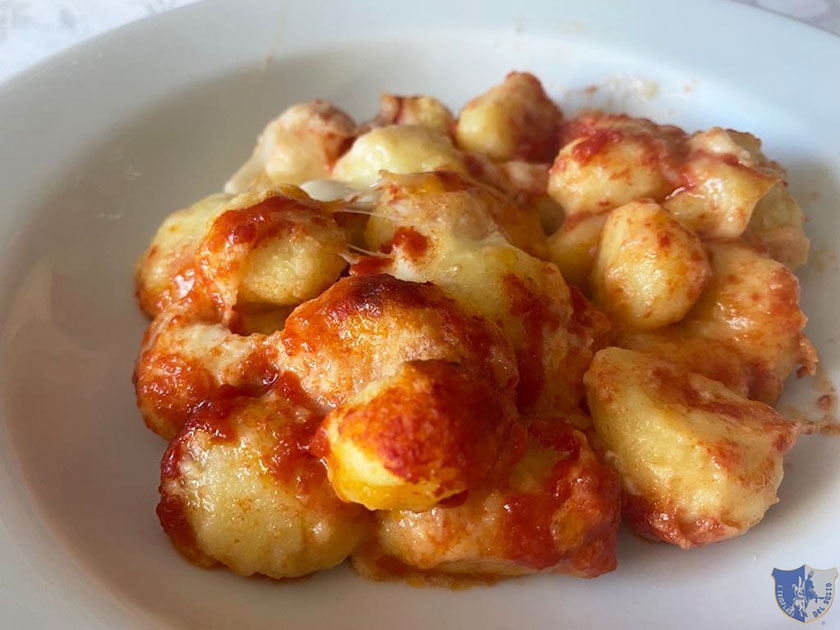 Gnocchi al forno con formaggio filante e pomodoro