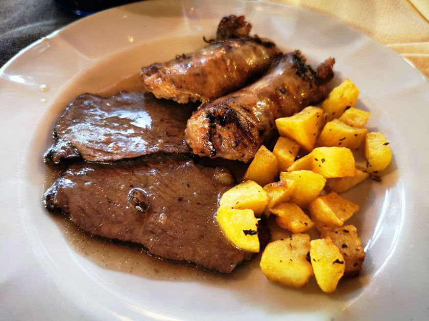 Filetto di manzo cotto al vapore salsicce alla brace e patate al forno