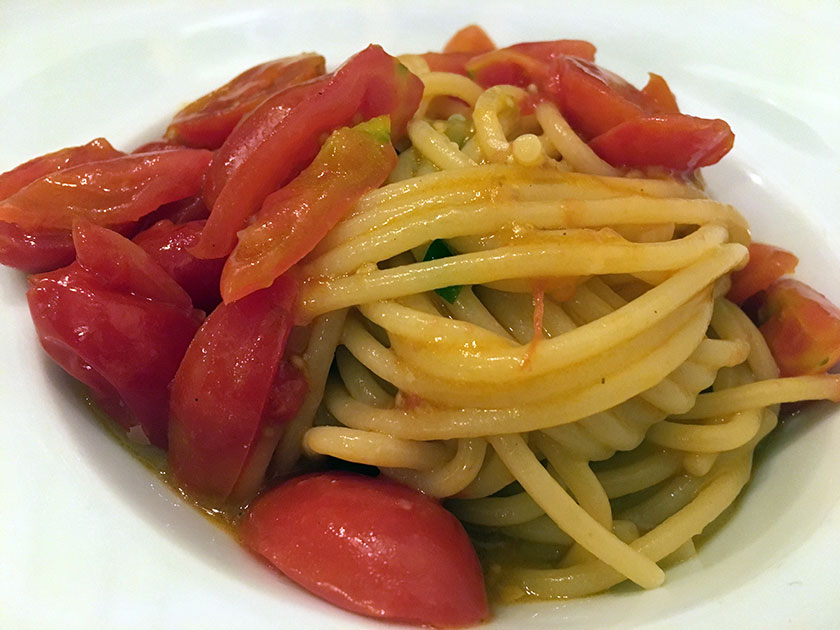 Spaghetti con pomodorini freschi