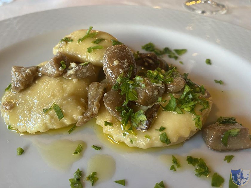 Ravioli fatti a mano ripirni di ricotta di Montella con porcini e prezzemolo