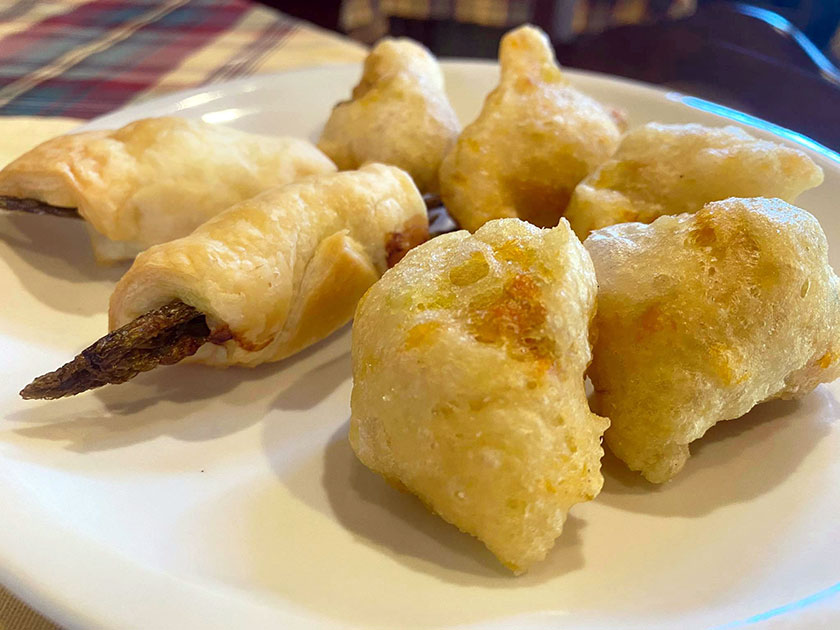 frittelle di fiori di zucca e involtini di asparagi