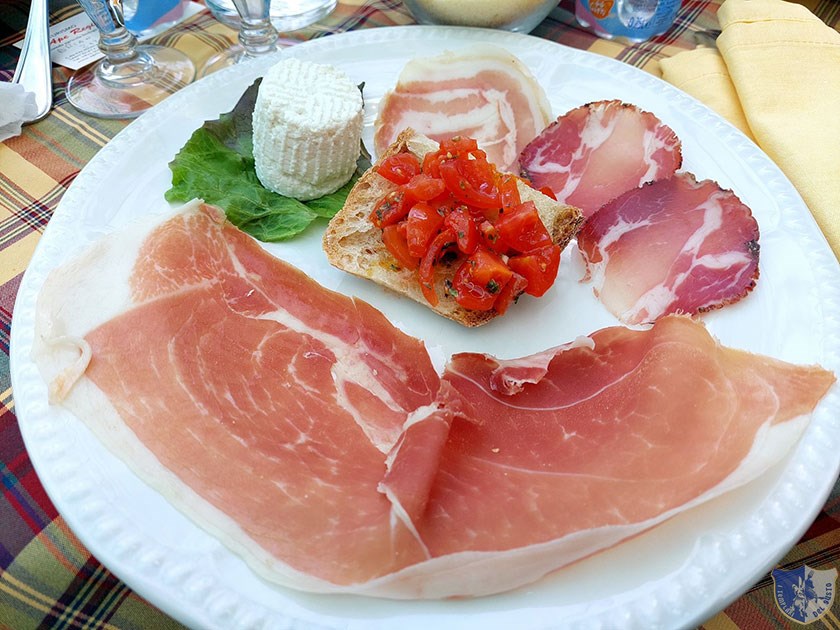 Antipasto con salumi e ricottina