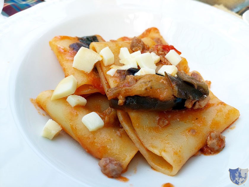 Paccheri con melanzane salsiccia e provola