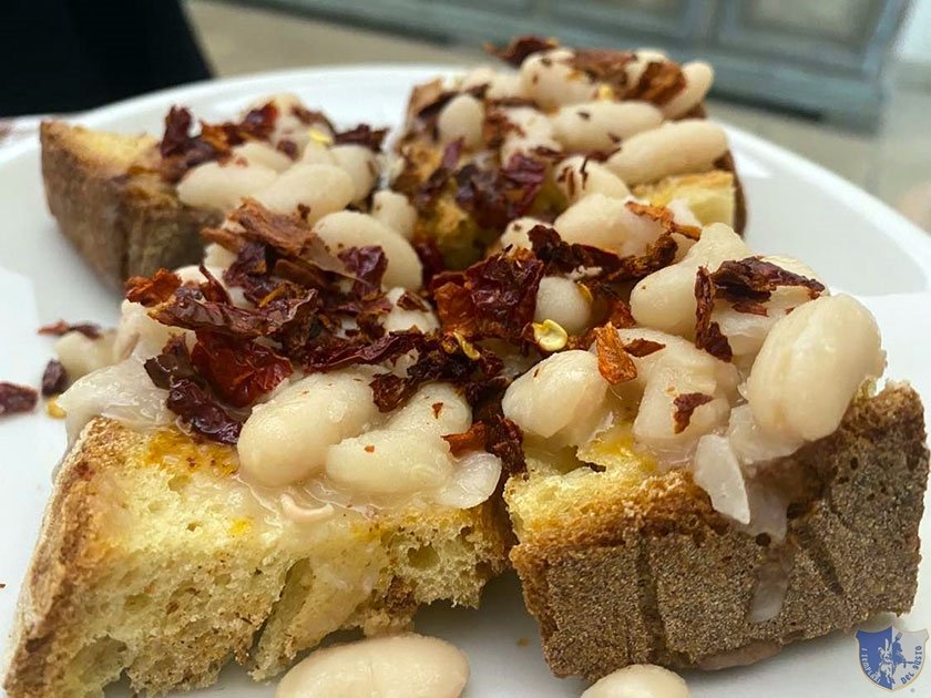 Bruschette con olio della Daunia fagioli e pepeone crusco