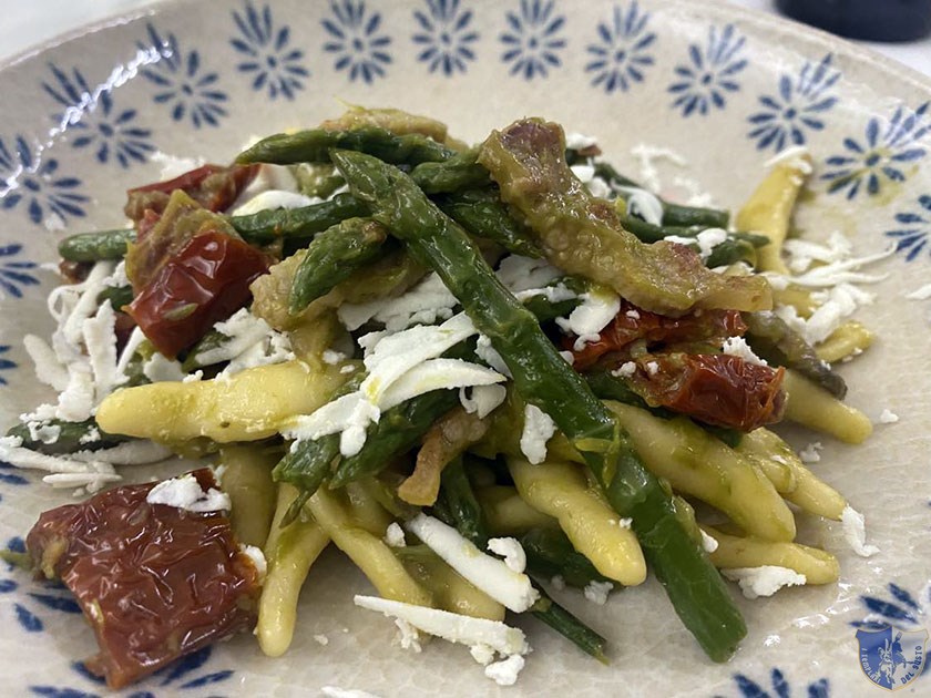 Cavatelli con cime di asparagi pomodori secchi cacioricotta e guanciale 