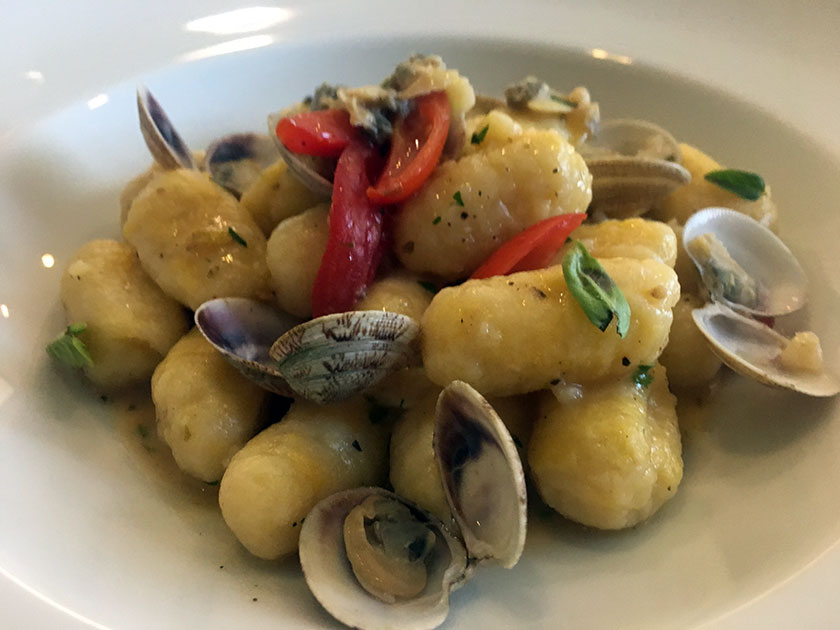 Gnocchi di patate di Montoro con lupini di mare, origano e pomodoro datterino