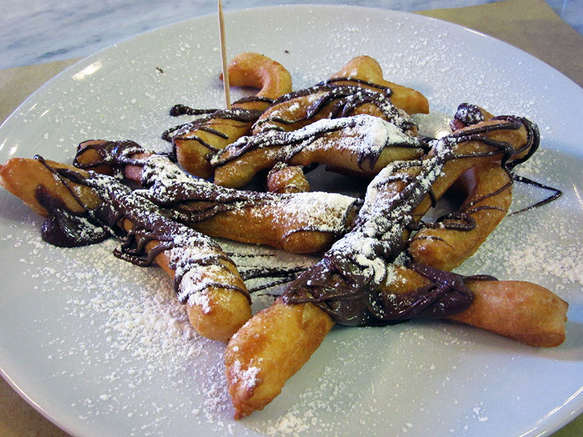 Straccetti fritti con cioccolato