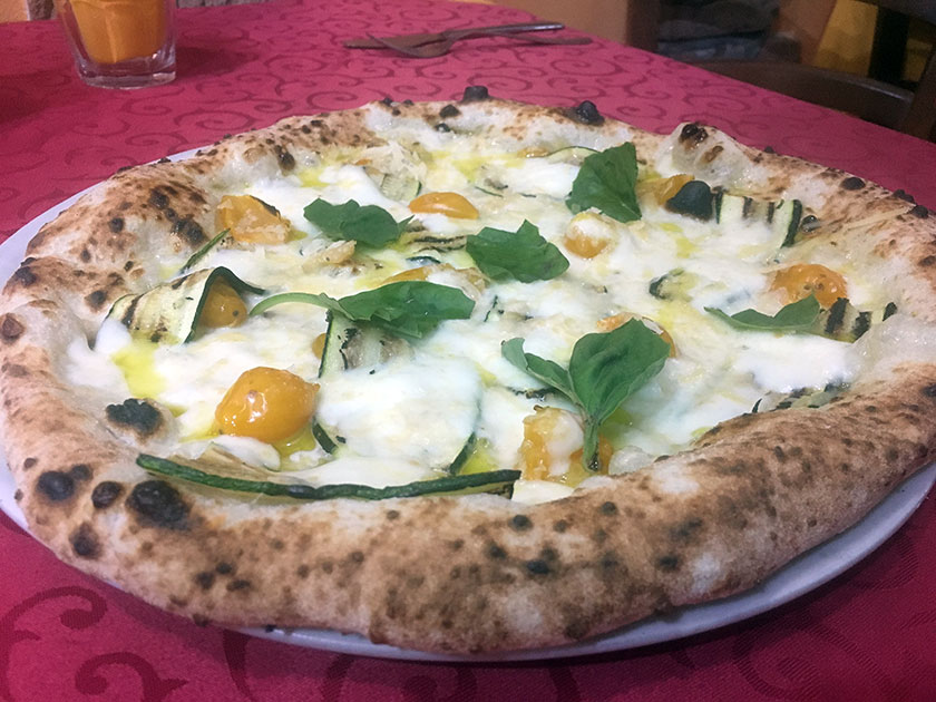 Pizza con zucchine grigliate, fiordilatte, pomodorino giallo e scaglie di Pecorino Carmasciano