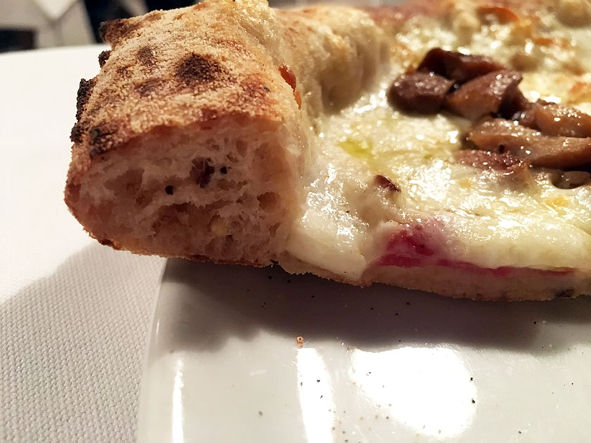 Pizza fumè con impasto con farina multicereali e semi interi