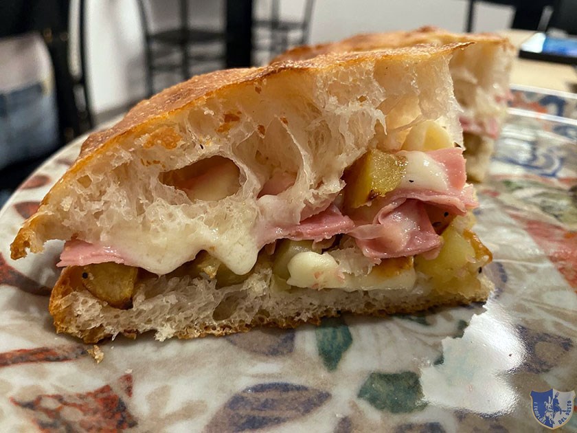 Padellino ripieno di provola mortadella favola e patate al forno Dettaglio