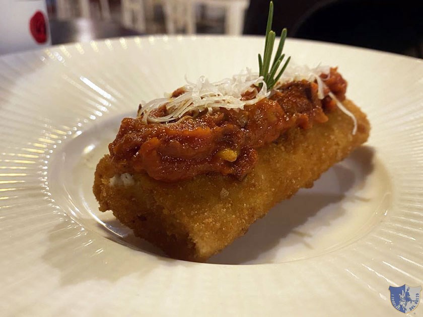 Pettola fritta ripiena di ricotta aromatizzata al pepe e ragù di recupero