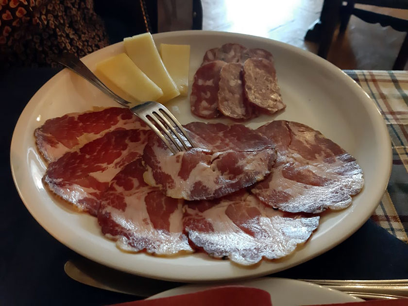 Salumi e formaggi locali