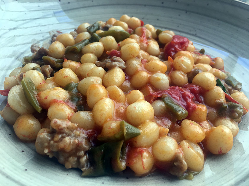 Chicche gnocchetti con pomodorini salsiccia e peperoncini verdi