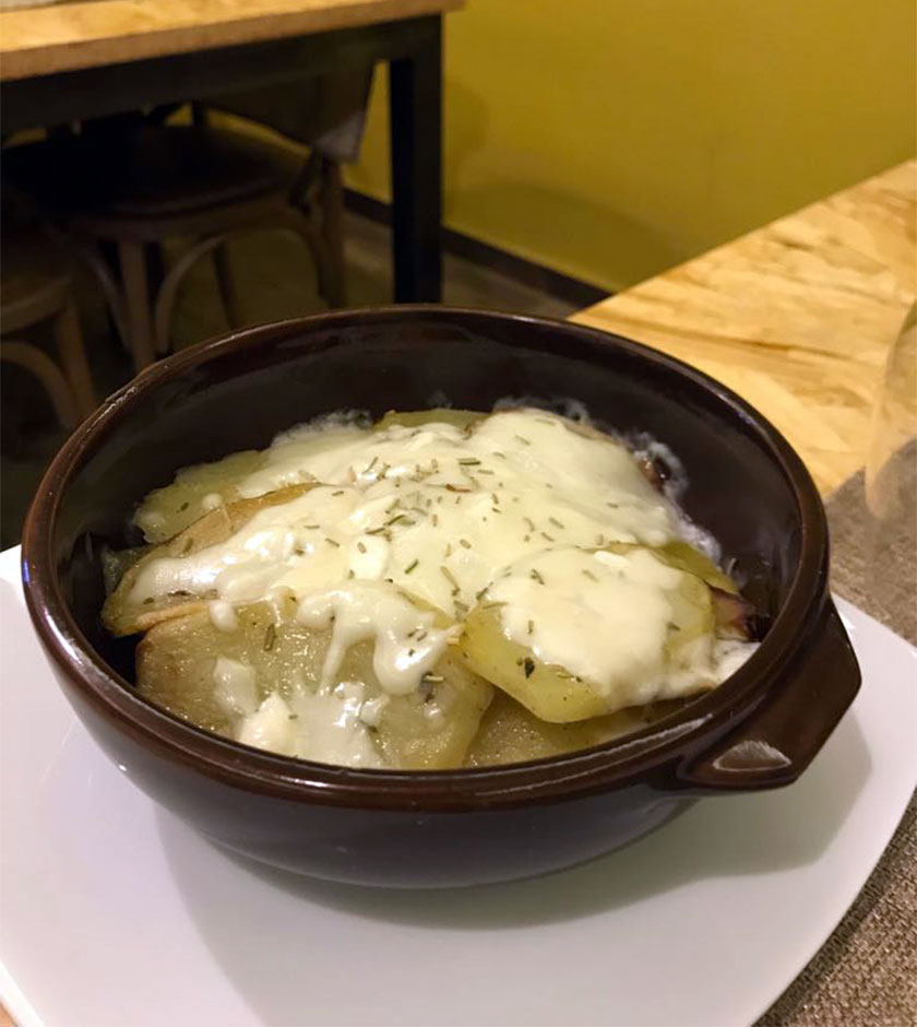 Patate al forno con mozzarella cotte nel forno a legna