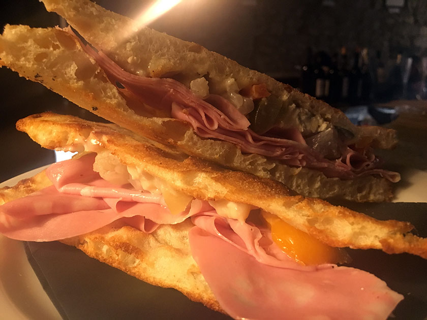 Focaccia con con gorgonzola dolce al cucchiaio giardiniera e mortadella IGP in budellojpg