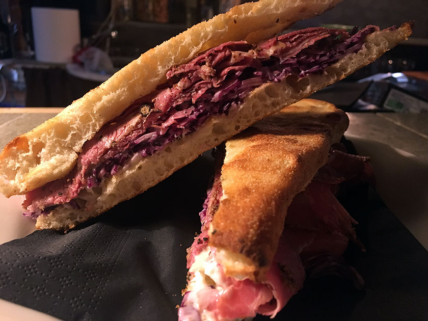 Focaccia con pastrami insalata di cavolo rosso senape e stracchino di Amatrice