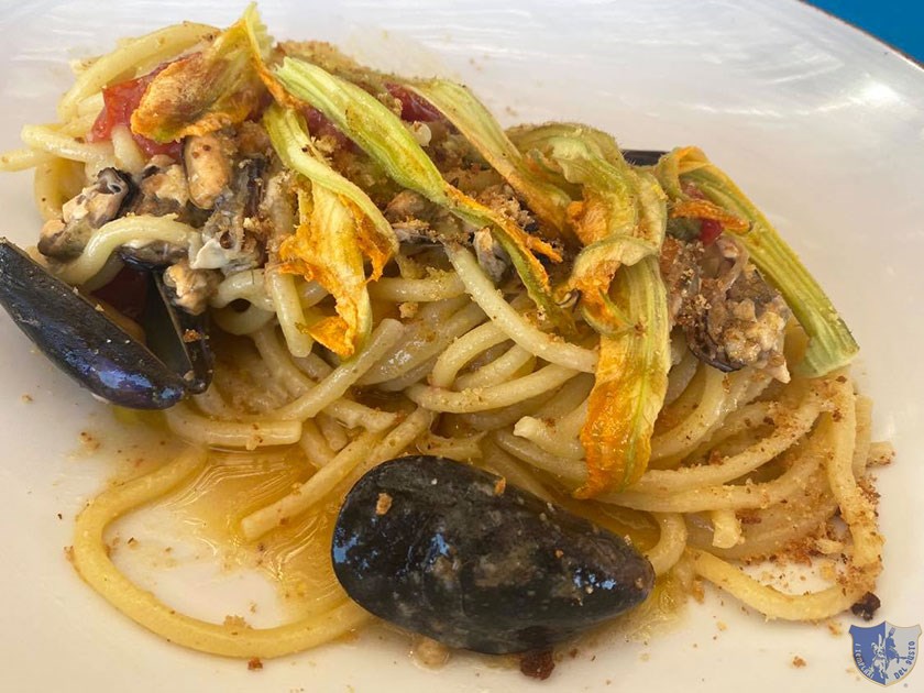 Troccoli con cozze e fiori di zucca