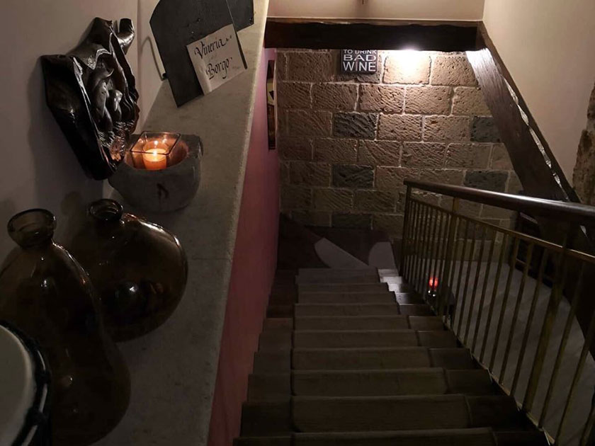 Vineria del Borgo Montefalcione Le scale per accedere alla sala ristorante