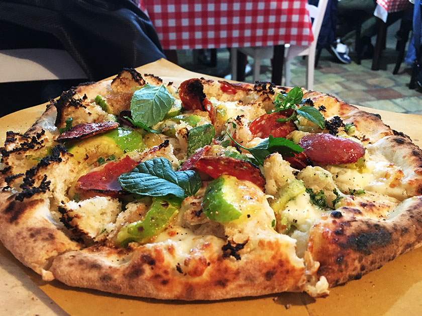 Pizza con fichi salame mozzarella mollica di pane battuto di lardo con prezzemolo e aglio e la mentuccia