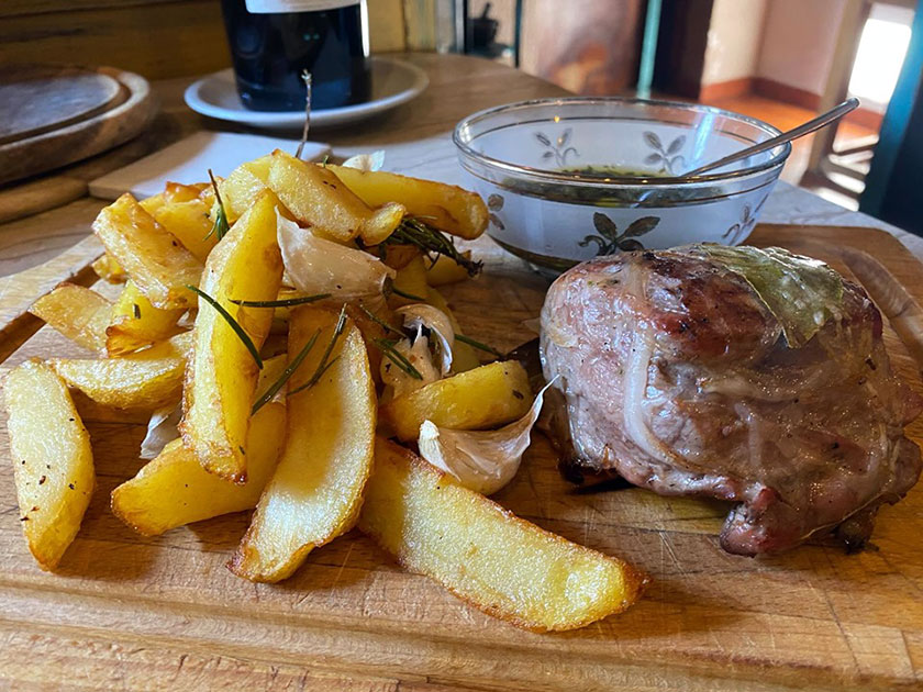 Filetto di maiale con patate fritte allaglio e rosmarino