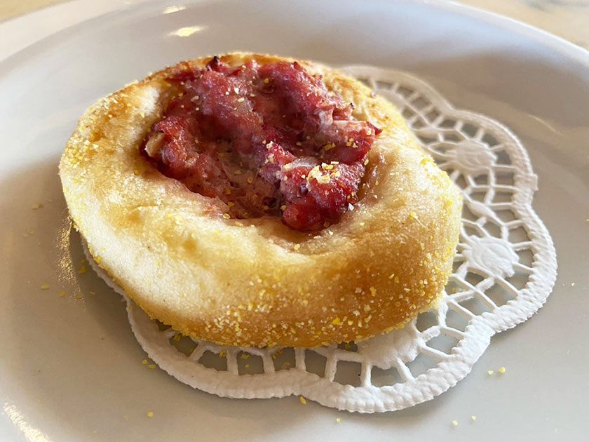 Pane arabo con carne di maiale e cipollotto