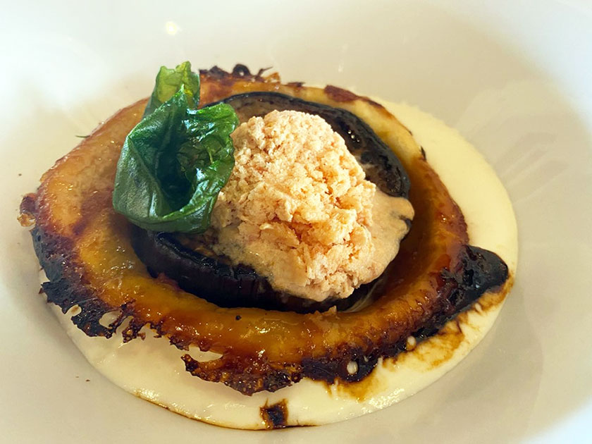 Parmigiana di melanzane croccante caramellata con crema di formaggi e gelato al pomodoro