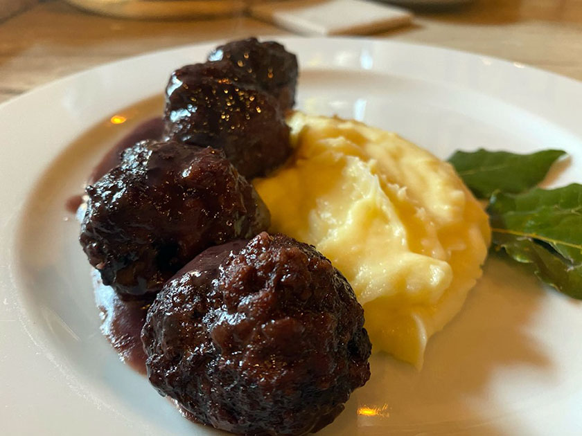 Polpette di vitello allaglianico con crema di patate e formaggio